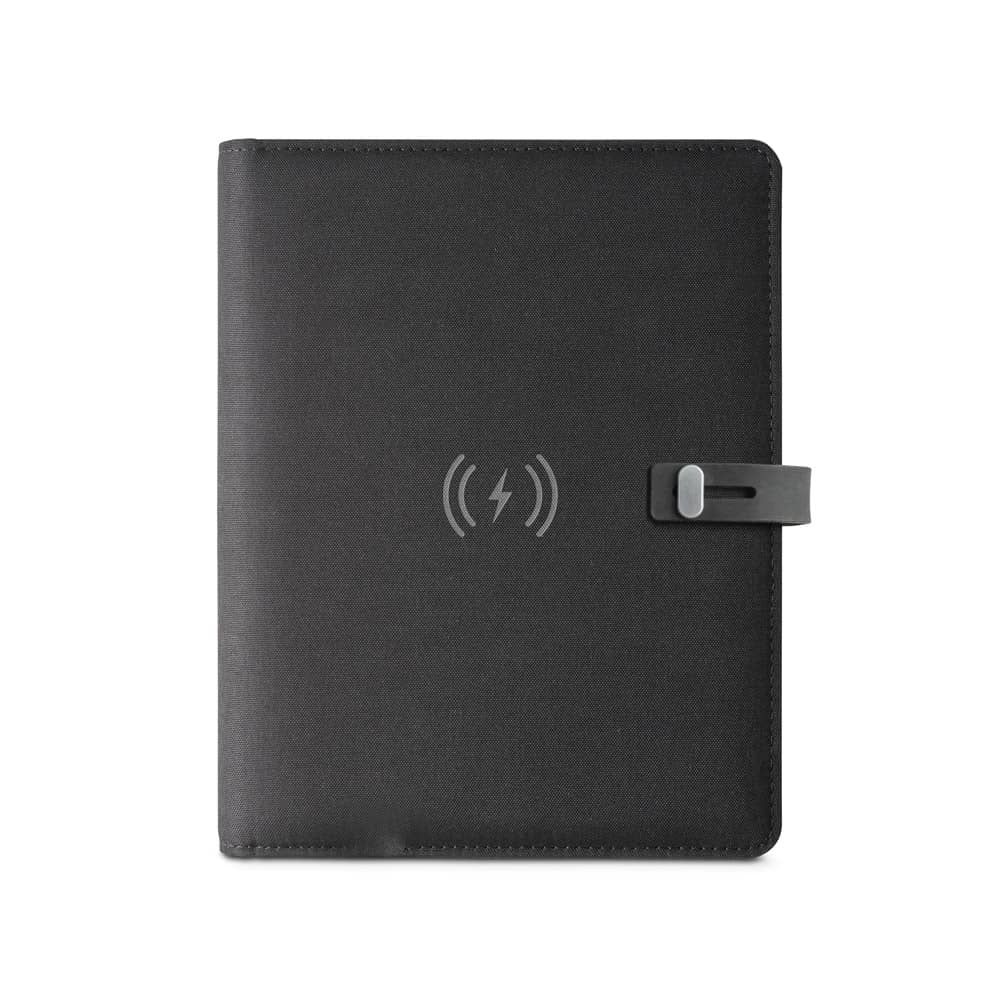 ELEVATE A5 FOLDER. Pasta A5 em 300D poliéster 100% reciclado com carregador por indução embutido (5'000 mAh) e bloco com páginas pautadas