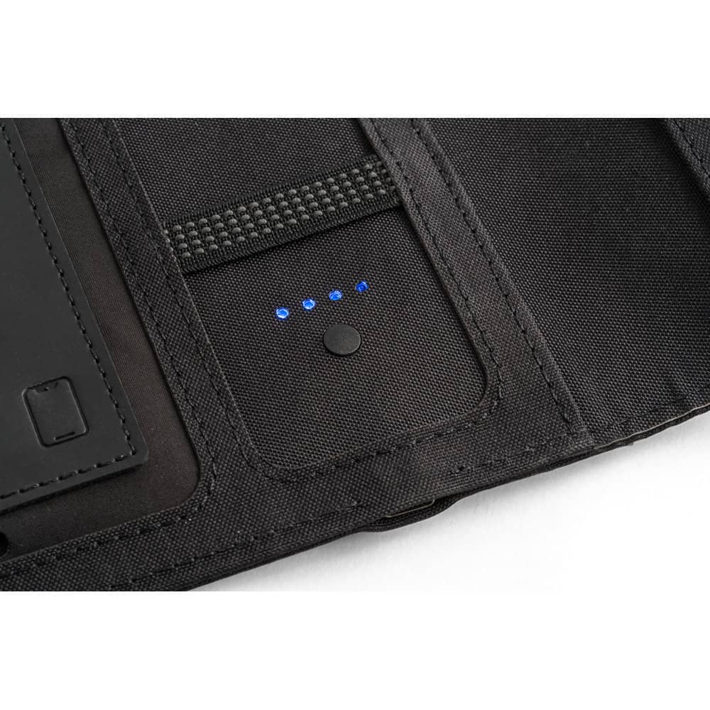 ELEVATE A5 FOLDER. Pasta A5 em 300D poliéster 100% reciclado com carregador por indução embutido (5'000 mAh) e bloco com páginas pautadas