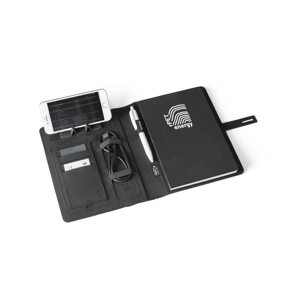 ELEVATE A5 FOLDER. Pasta A5 em 300D poliéster 100% reciclado com carregador por indução embutido (5'000 mAh) e bloco com páginas pautadas