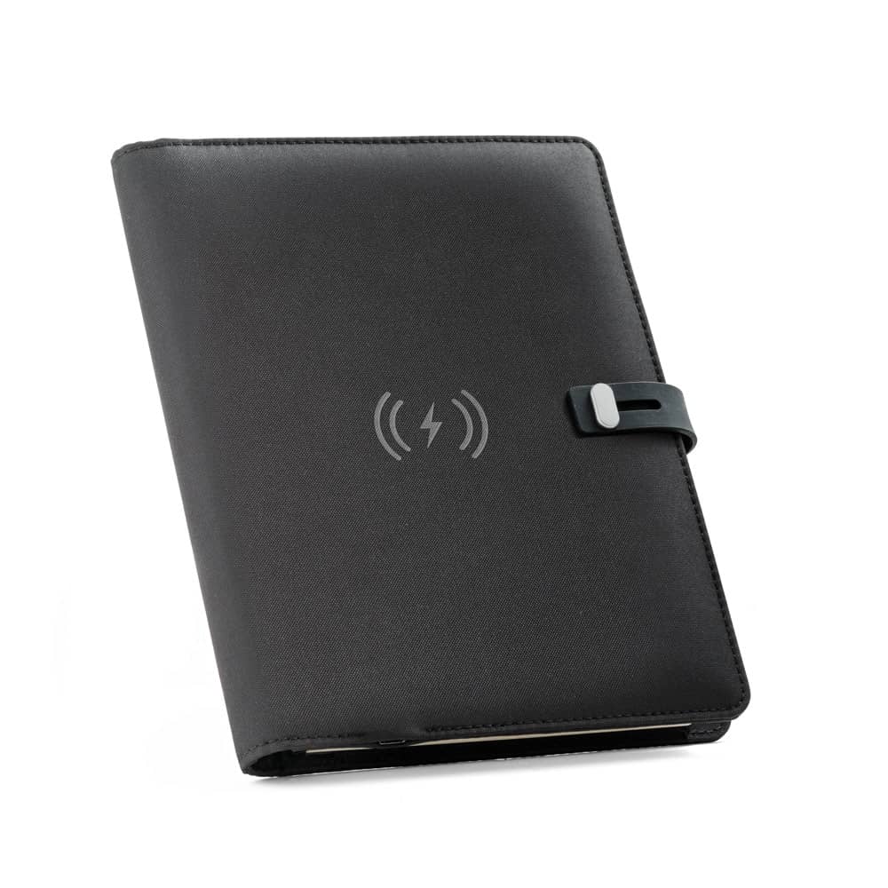 ELEVATE A5 FOLDER. Pasta A5 em 300D poliéster 100% reciclado com carregador por indução embutido (5'000 mAh) e bloco com páginas pautadas
