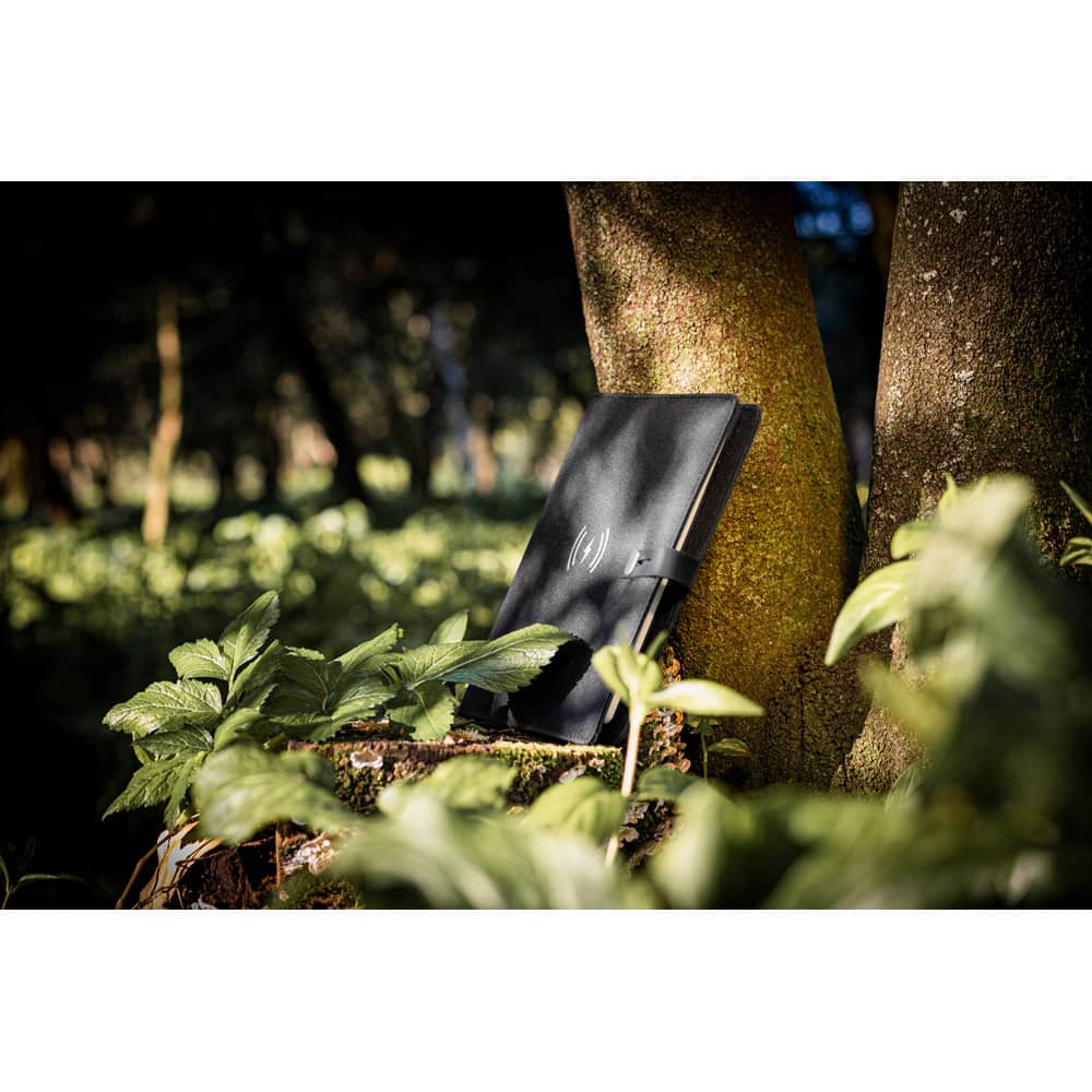 ELEVATE A5 FOLDER. Pasta A5 em 300D poliéster 100% reciclado com carregador por indução embutido (5'000 mAh) e bloco com páginas pautadas