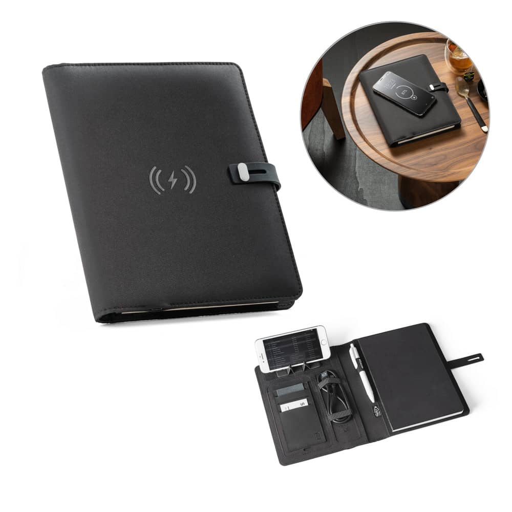 ELEVATE A5 FOLDER. Pasta A5 em 300D poliéster 100% reciclado com carregador por indução embutido (5'000 mAh) e bloco com páginas pautadas