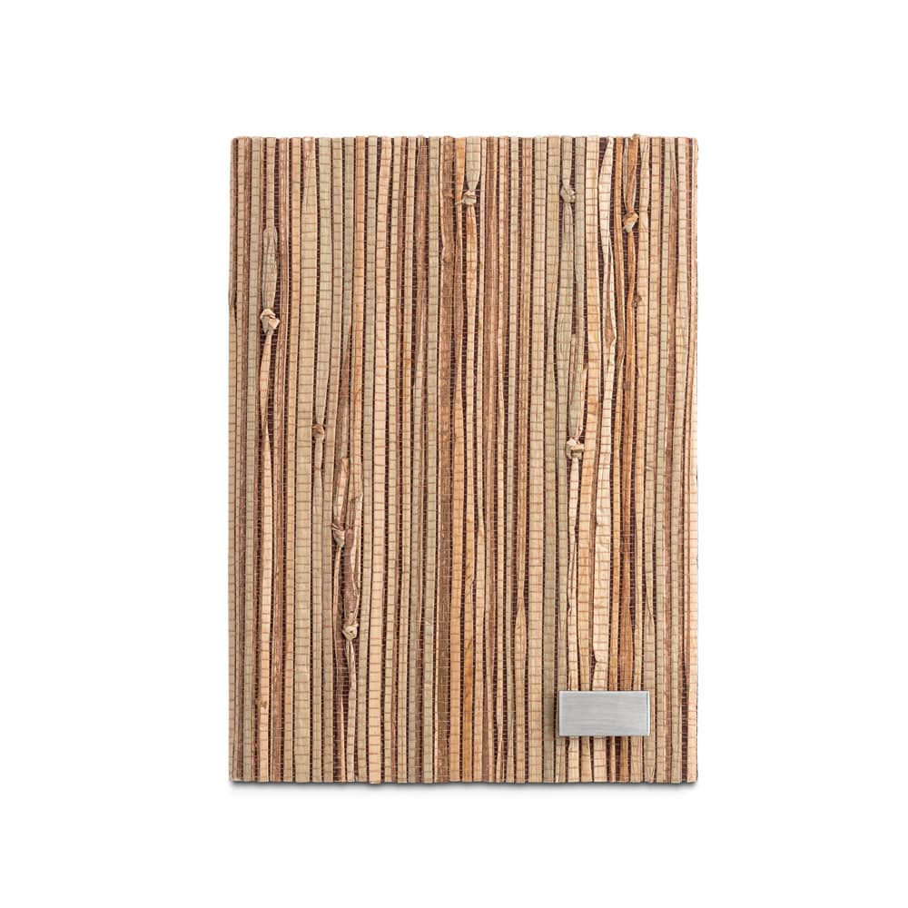 Caderno A5 de capa dura em palha natural com páginas pautadas recicladas