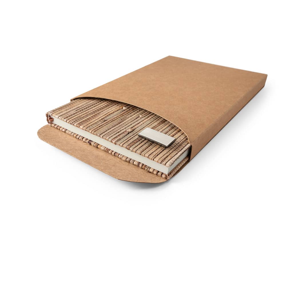 Caderno A5 de capa dura em palha natural com páginas pautadas recicladas