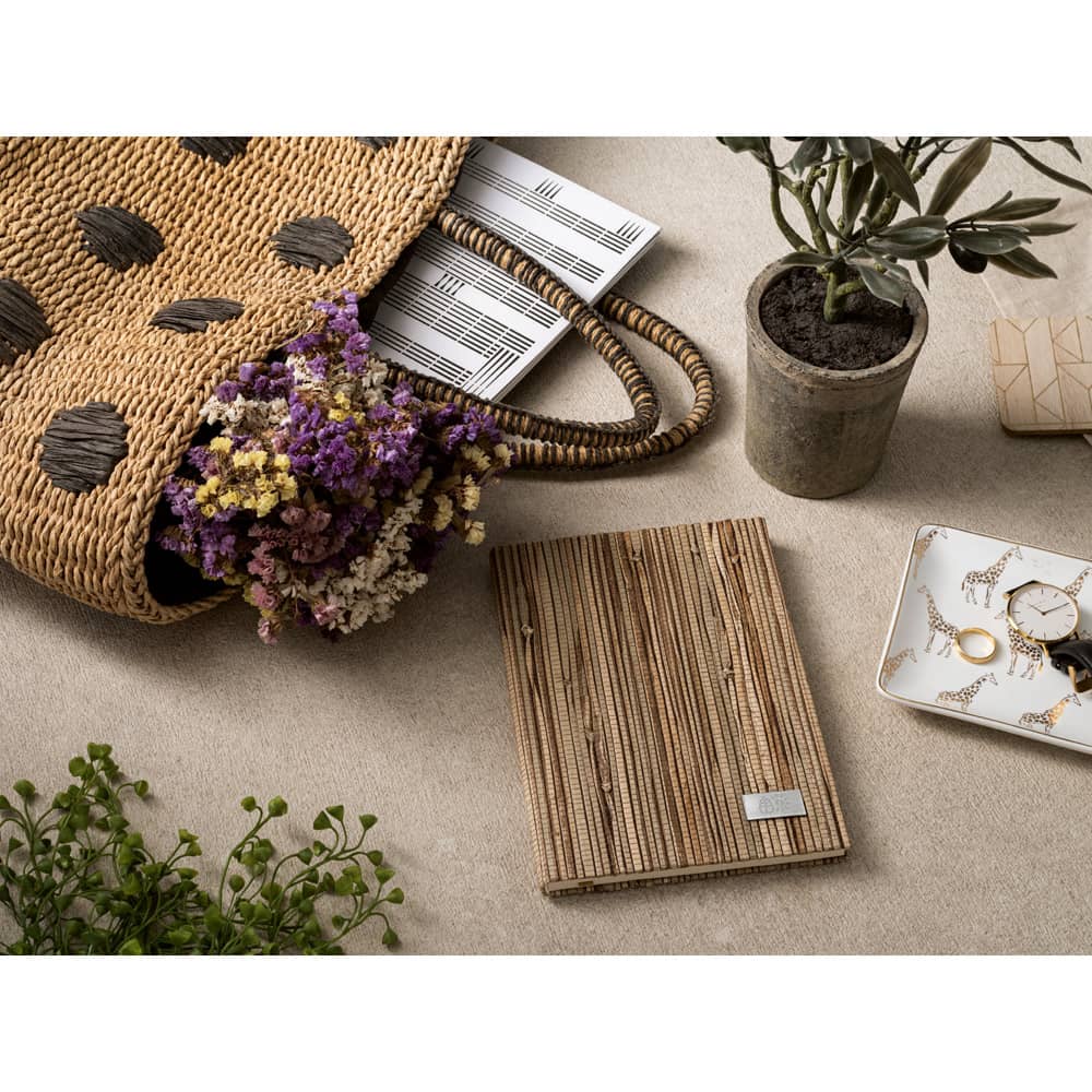 Caderno A5 de capa dura em palha natural com páginas pautadas recicladas