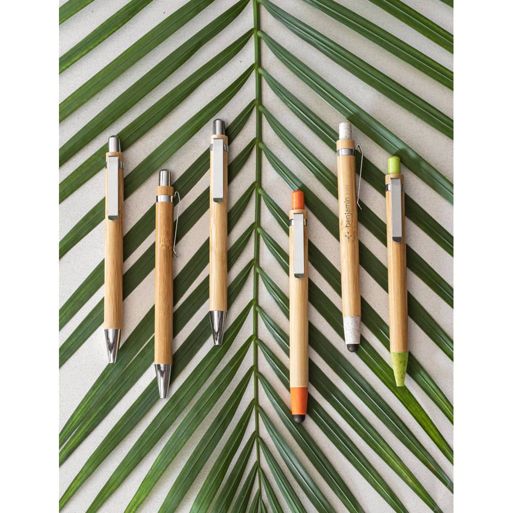 Caneta esferográfica em bambu com escrita em azul