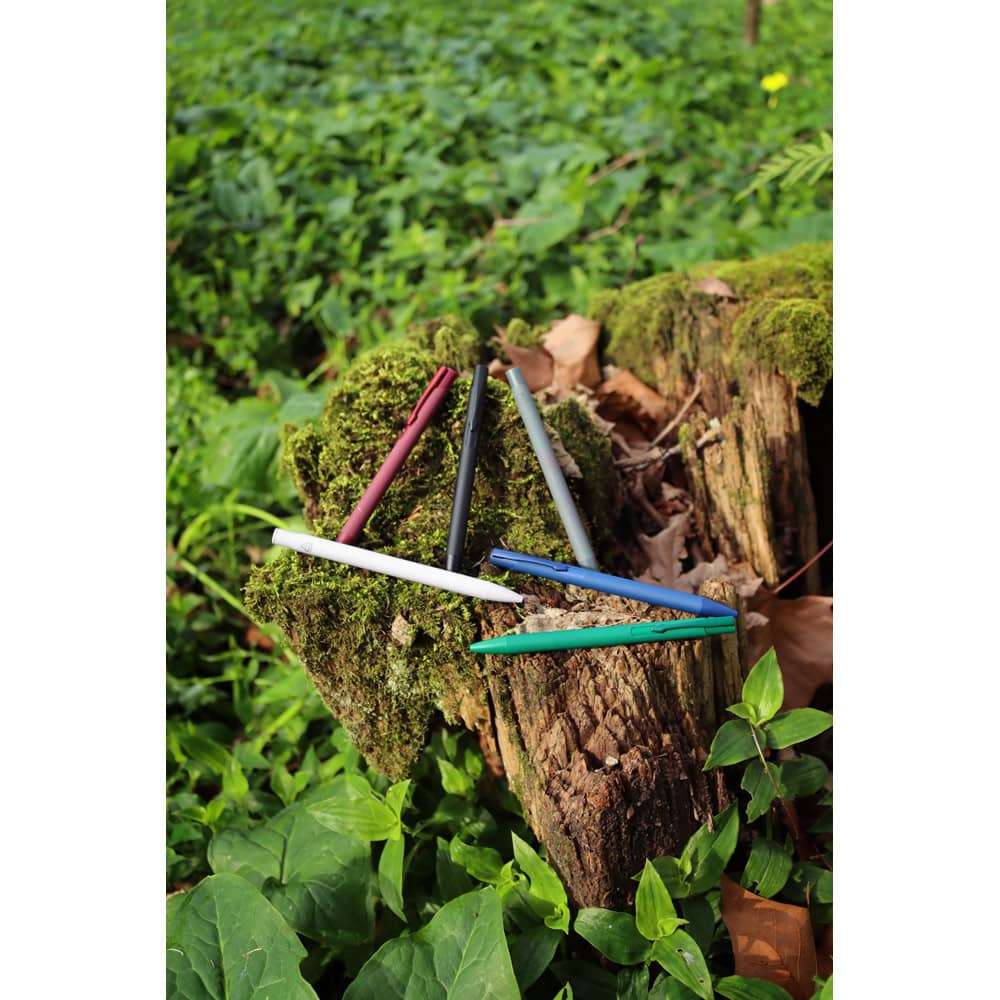 Caneta esferográfica em alumínio 100% reciclado, com acabamento em borracha e escrita em azul
