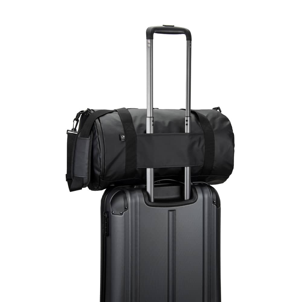 OSASCO SPORT. Bolsa esportiva em formato cilíndrico em poliéster reciclado 600D de alta densidade com compartimento lateral para sapatos (32 L)