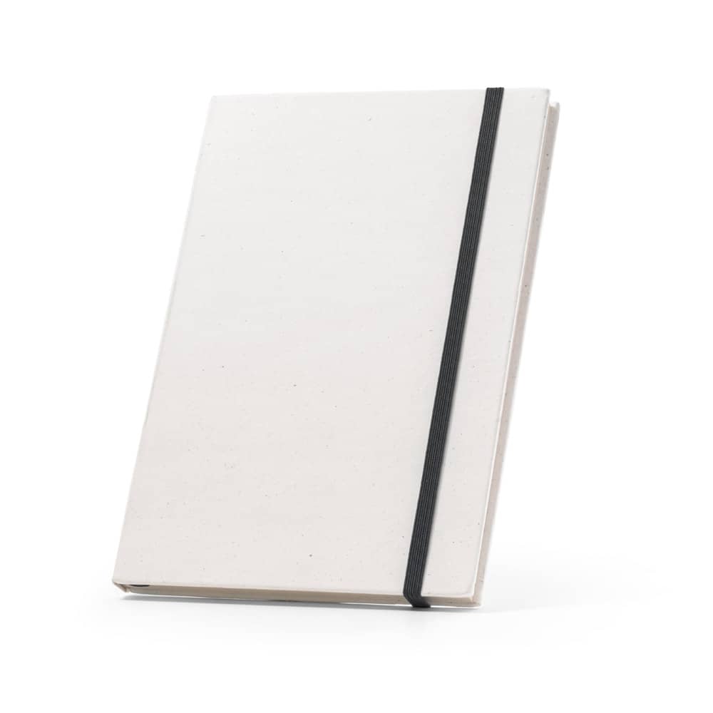 Caderno A5 produzido através de pacotes de leite reciclados com folhas pautadas recicladas