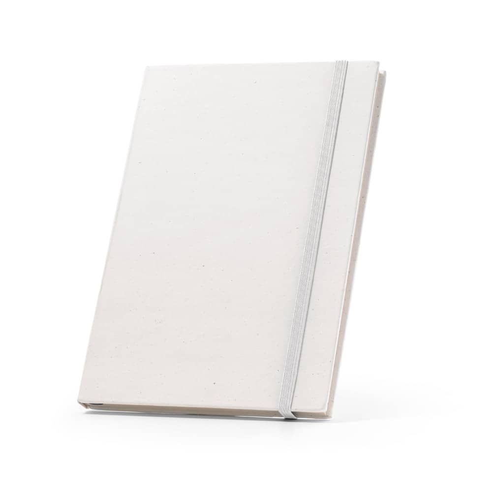 Caderno A5 produzido através de pacotes de leite reciclados com folhas pautadas recicladas