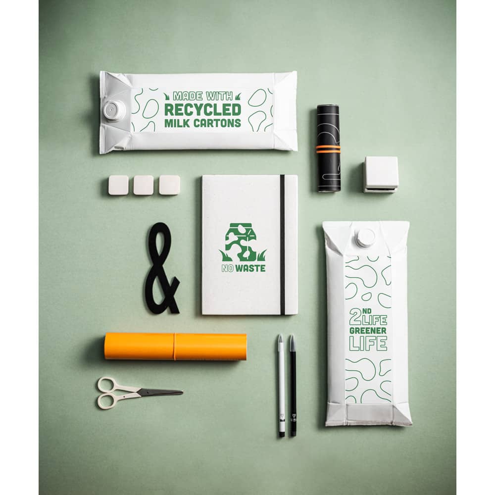 Caderno A5 produzido através de pacotes de leite reciclados com folhas pautadas recicladas