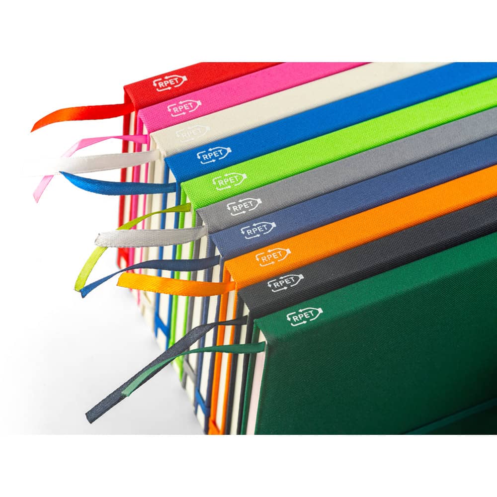 Caderno A5 de capa dura em PET 100% reciclado, com páginas pautadas recicladas