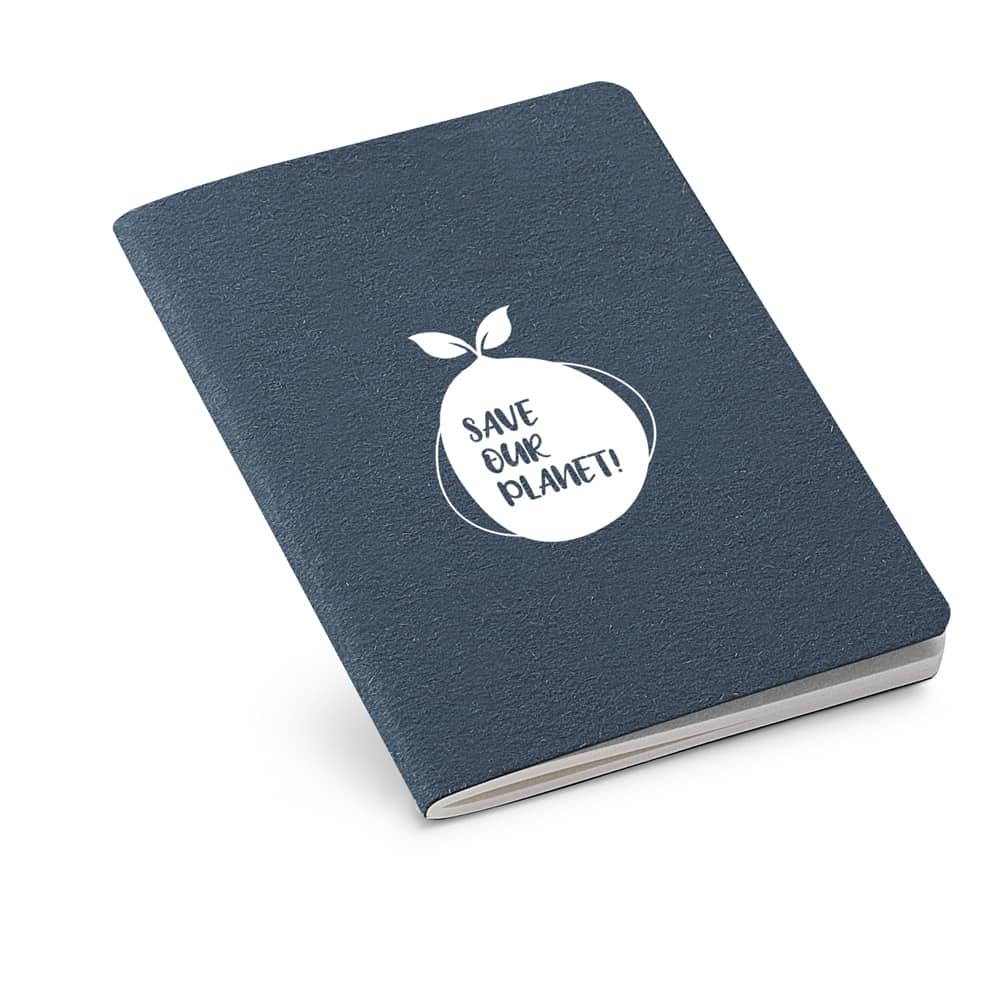 Caderno B7 de capa flexível em cartão kraft 100% reciclado, com páginas lisas recicladas