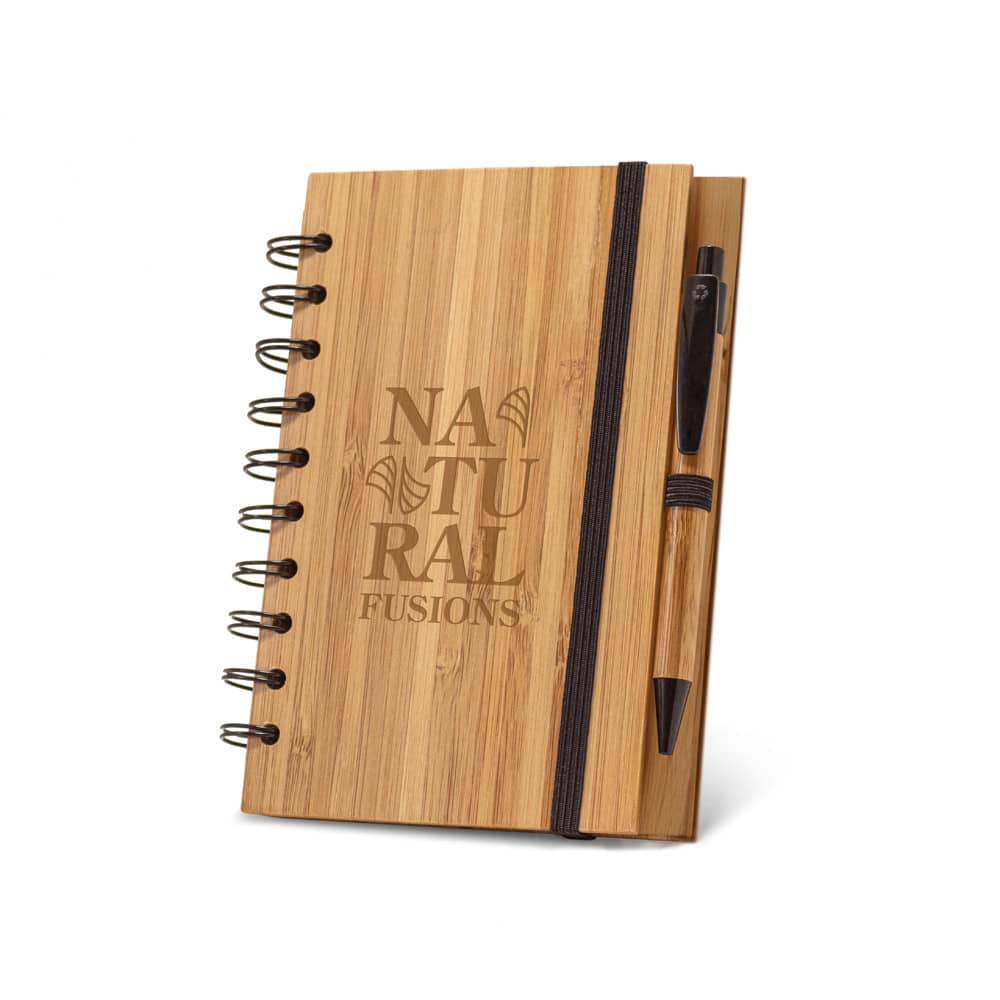 Caderno A5 espiral de capa dura em bambu, com páginas pautadas em papel 100% reciclado