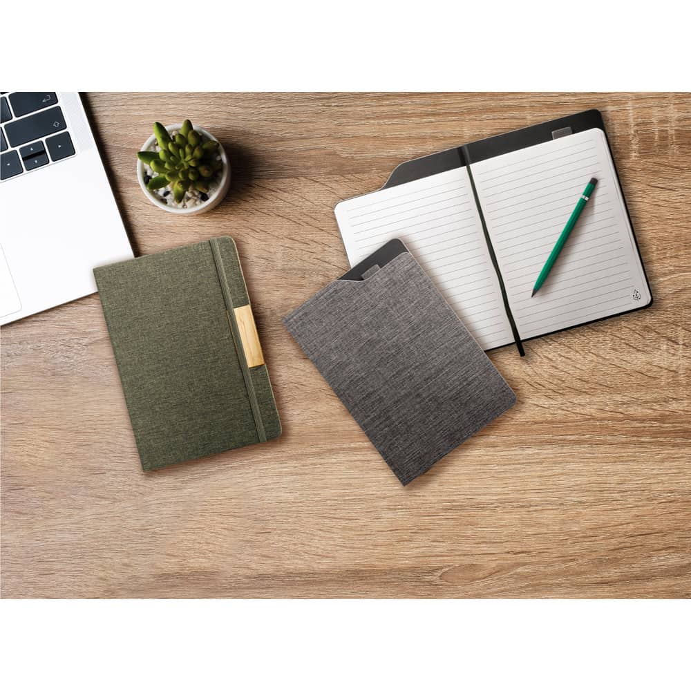 Caderno A5 de capa dura em tecido PET 100% reciclado, com páginas pautadas recicladas
