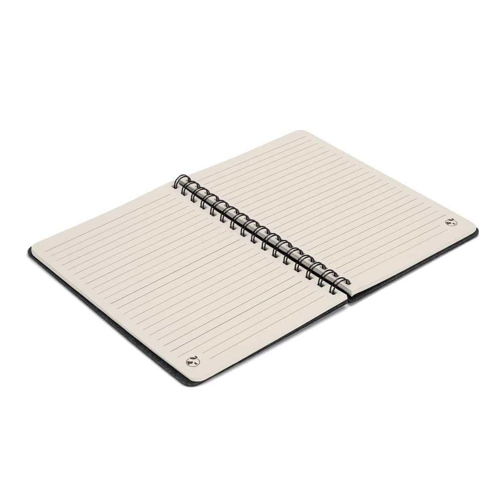 Caderno A5 de capa semi-rígida em feltro 100% reciclado, com páginas pautadas