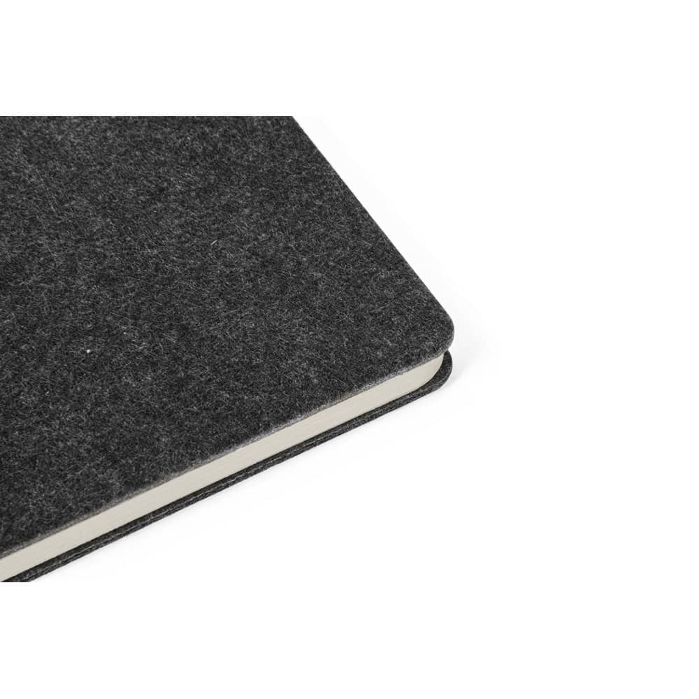 Caderno A5 de capa semi-rígida em feltro 100% reciclado, com páginas pautadas