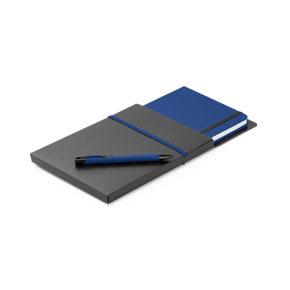 Conjunto de caderno A5 e caneta esferográfica com escrita em azul