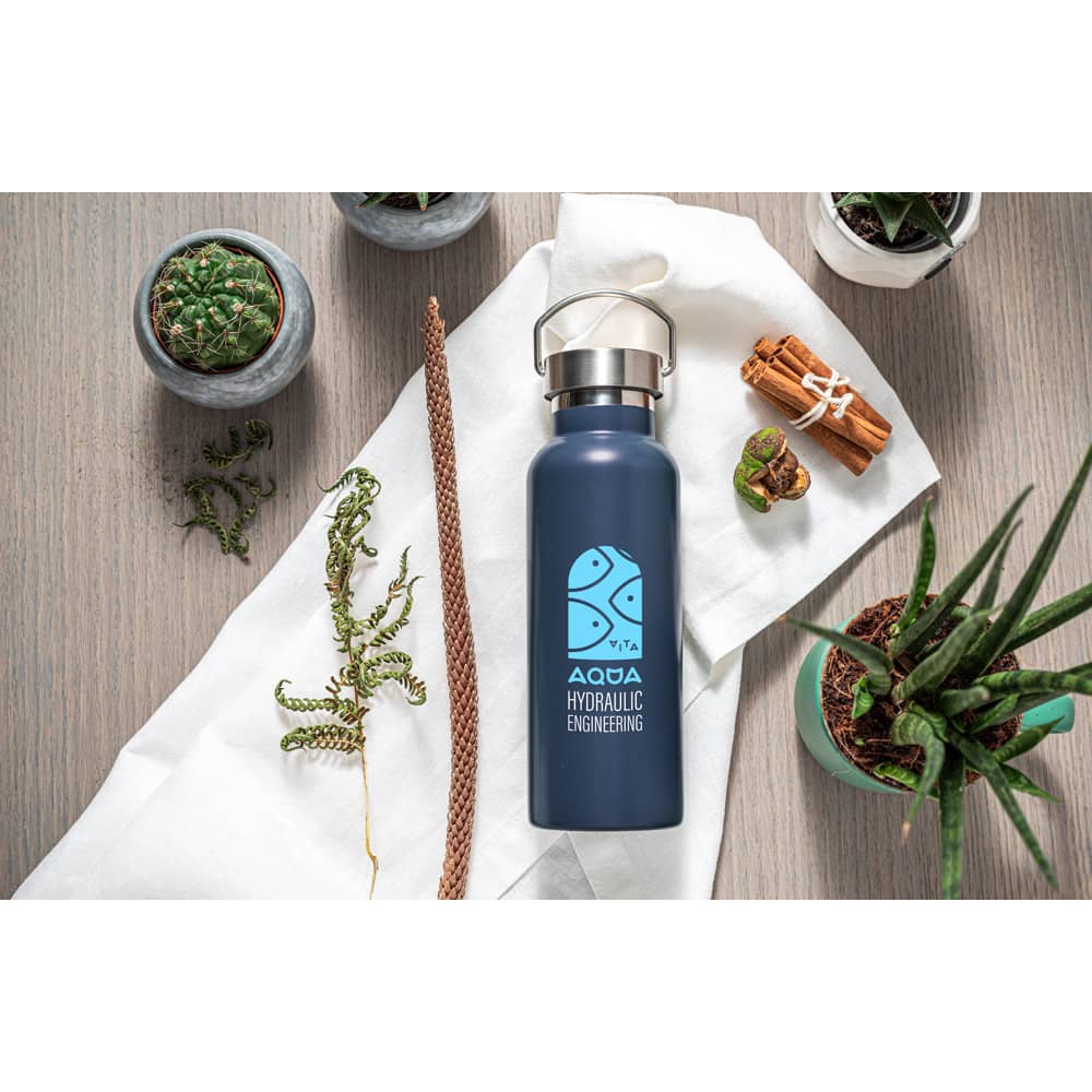 Garrafa térmica em aço inox 36% reciclado de parede dupla isolada a vácuo (810 mL)