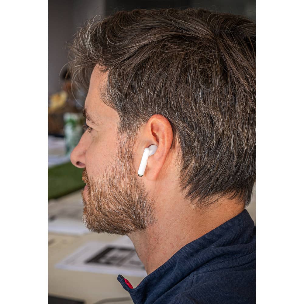 Fones de ouvido wireless com autonomia de 5h (300 mAh), em ABS 100% reciclado e bambu