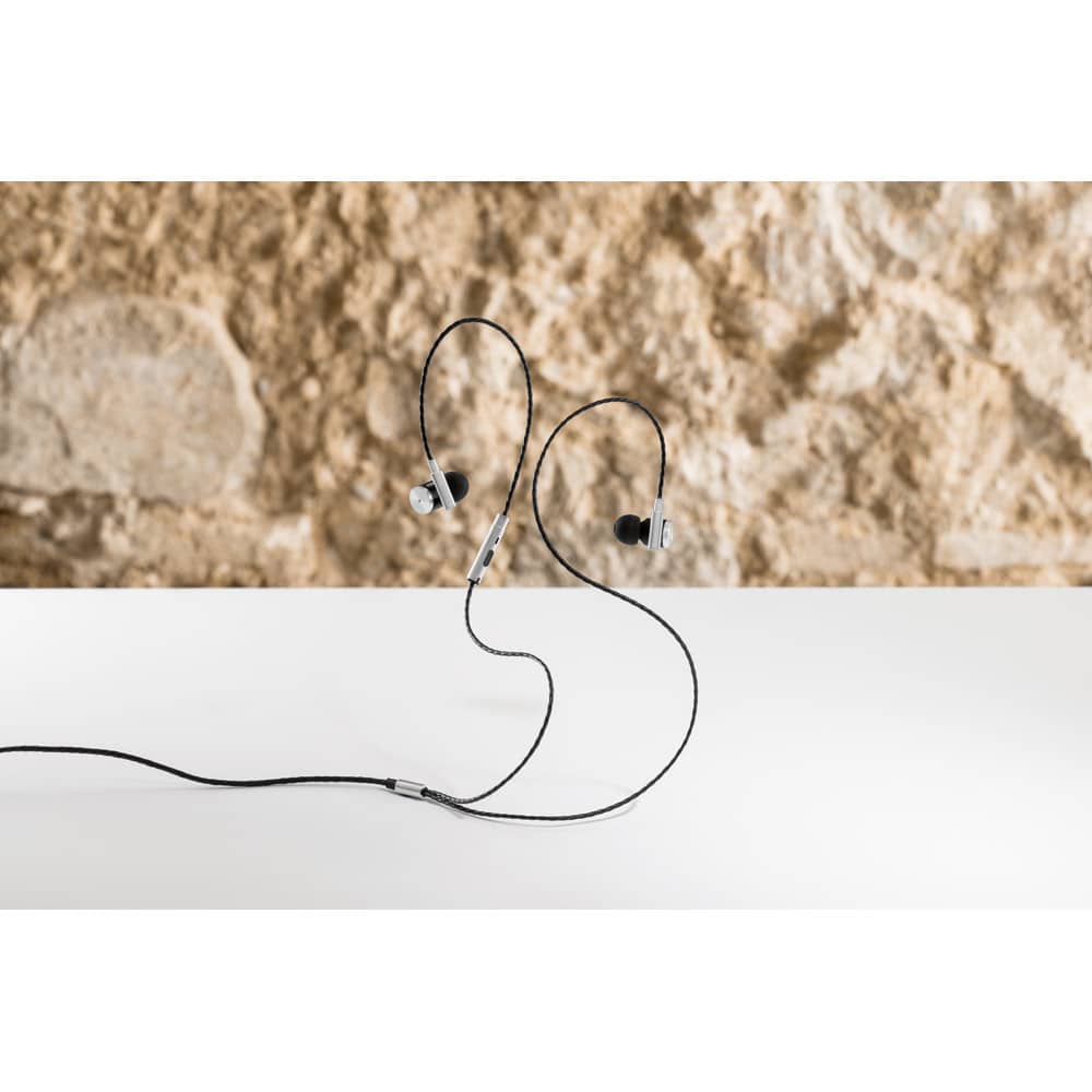Fones de ouvido em metal e ABS