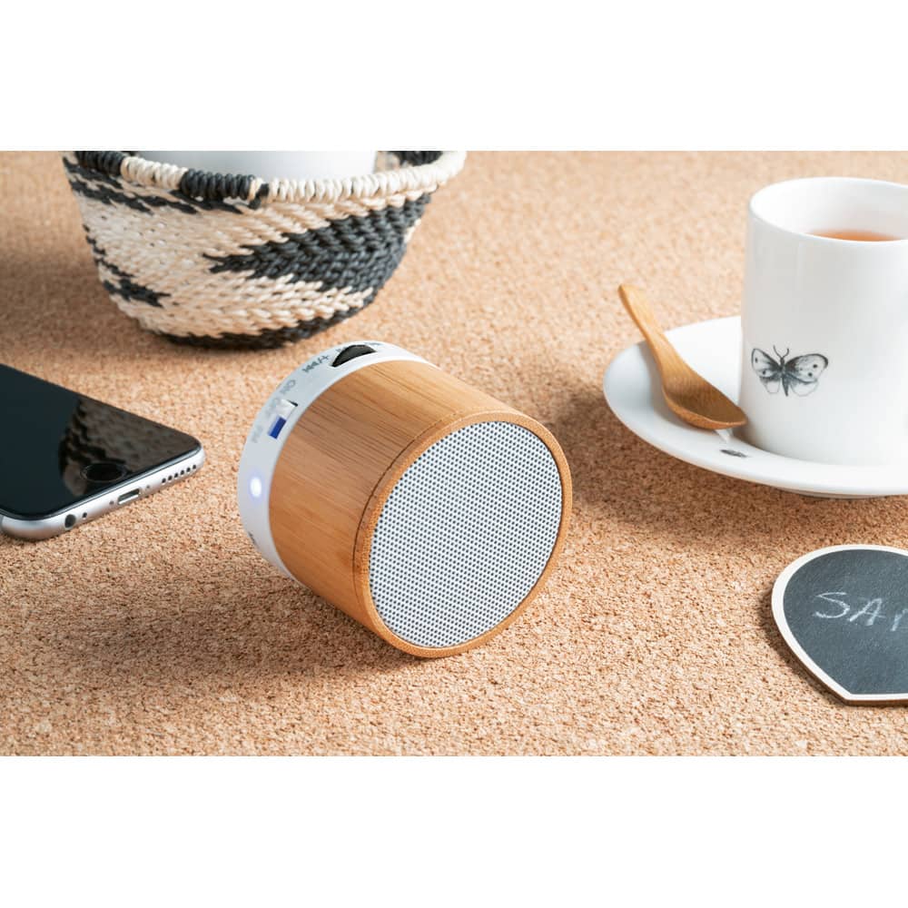 Caixa de som em bambu com microfone
