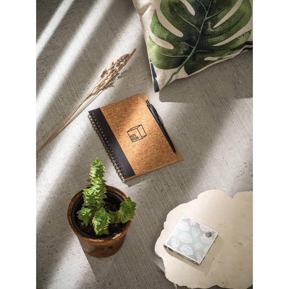 Caderno B6 de capa dura em cortiça e PET 100% reciclado, com páginas lisas recicladas