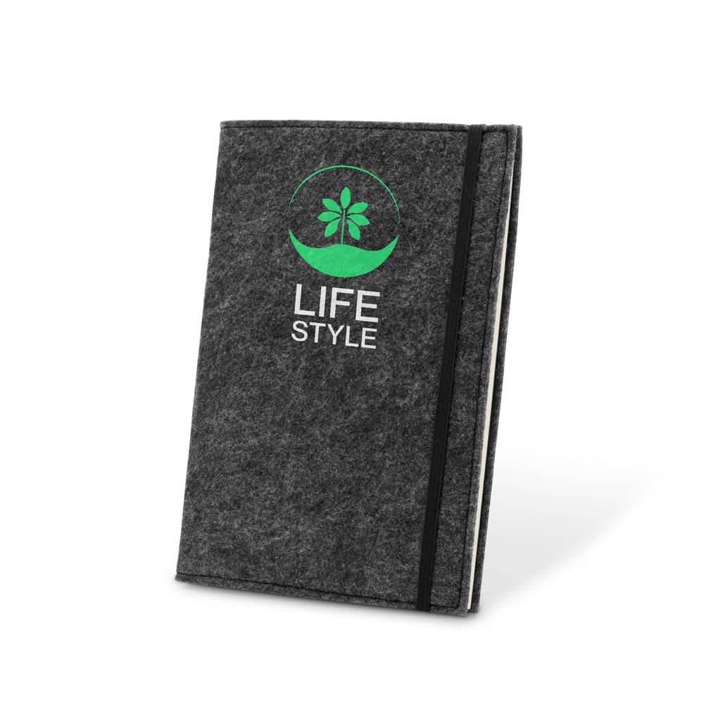 Caderno A5 com capa em feltro 100% reciclado, com páginas pautadas recicladas