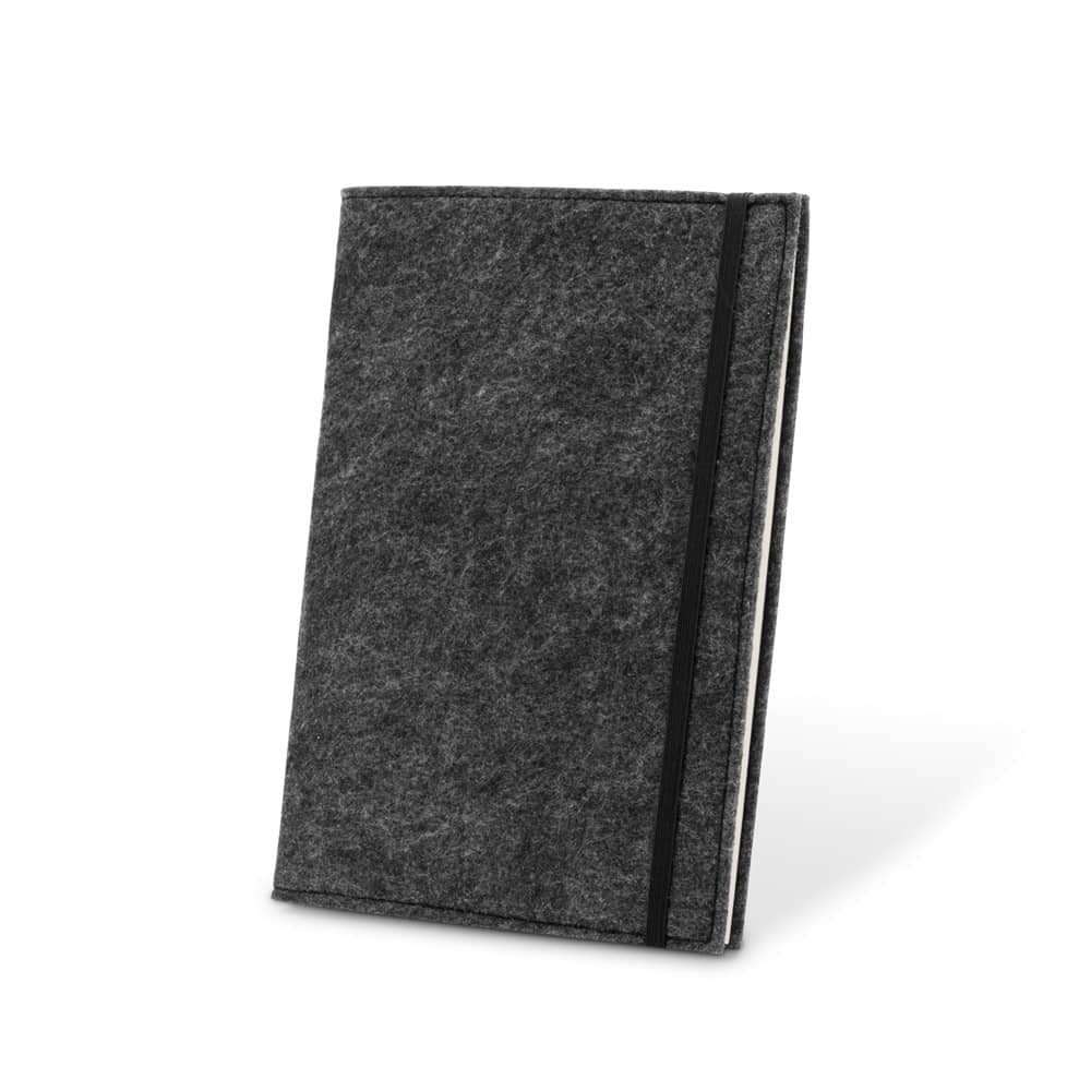 Caderno A5 com capa em feltro 100% reciclado, com páginas pautadas recicladas