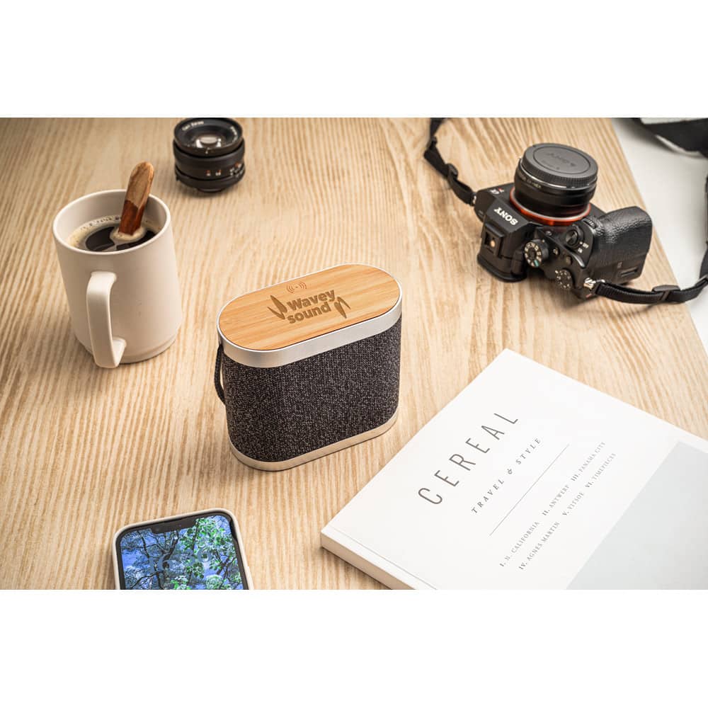 Caixa de som de 5W com carregador por indução super-rápido e autonomia de 2h (1'200 mAh), em bambu e PET 100% reciclado